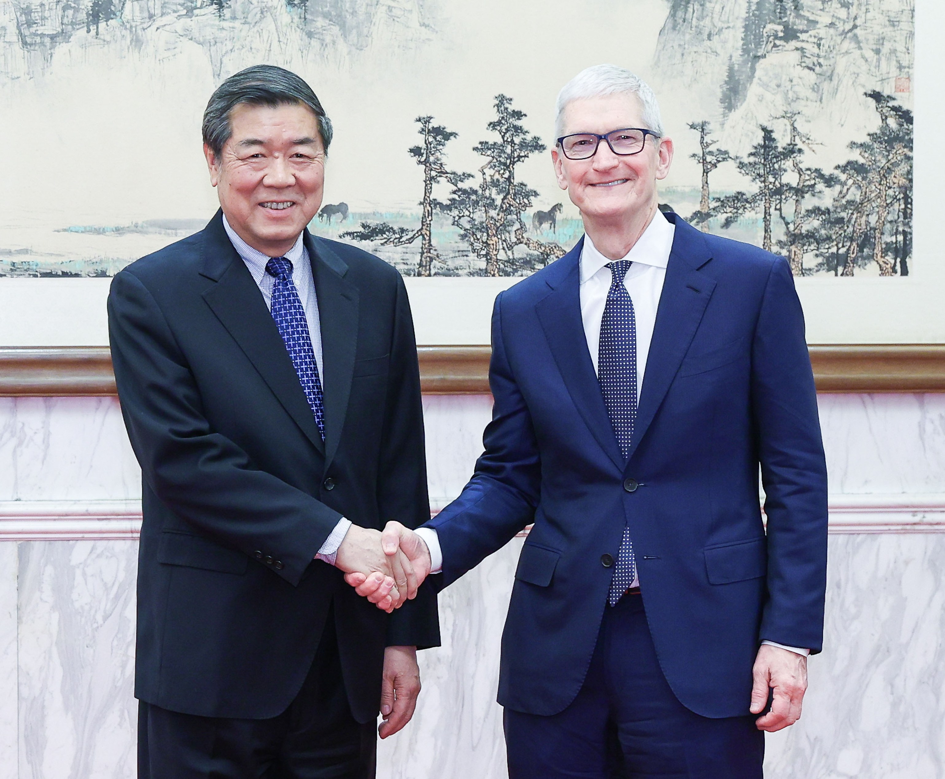 Chinese Vice Premier He Lifeng shaking hands with Apple CEO Tim Cook.